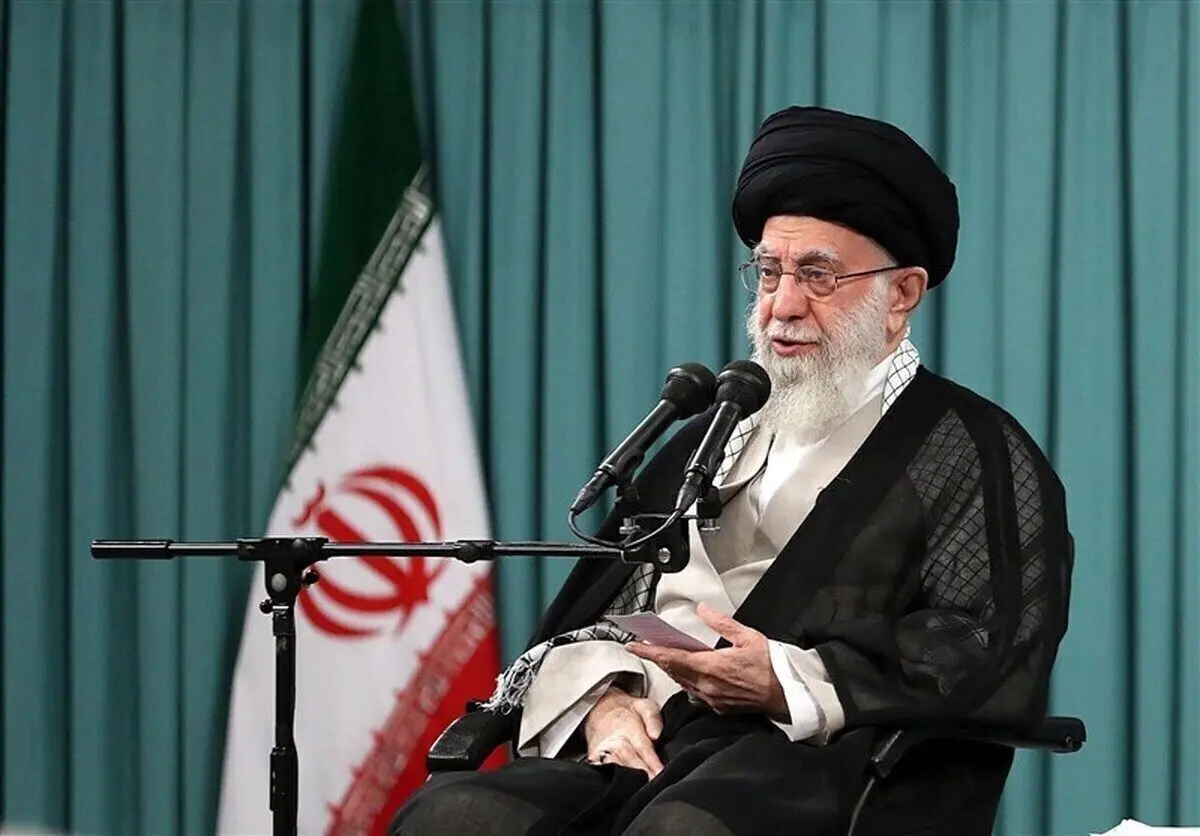 (عکس) سلاح جنگی در دست رهبر انقلاب هنگام ایراد خطبه‌های نماز عید فطر