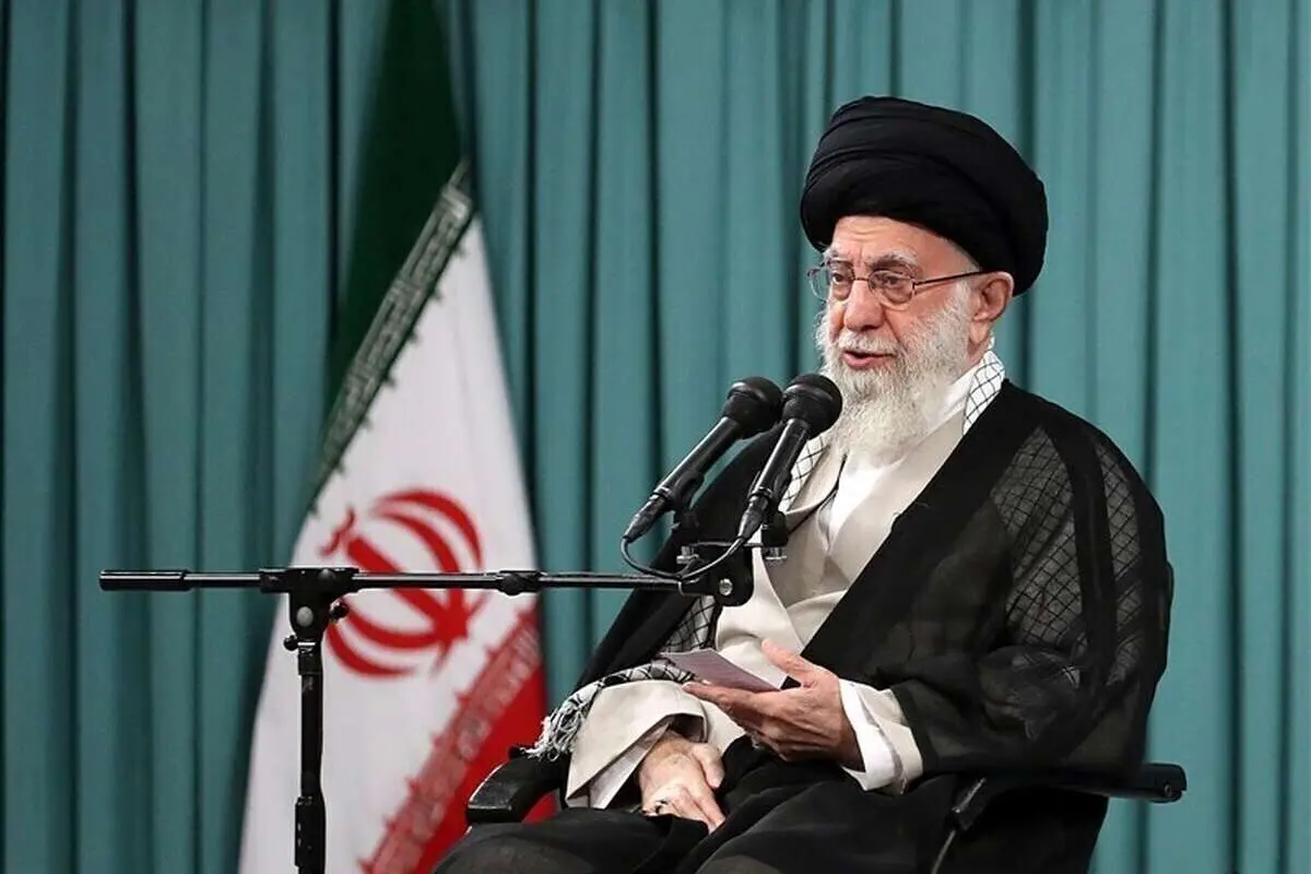 (عکس) سلاح جنگی در دست رهبر انقلاب هنگام ایراد خطبههای نماز عید فطر