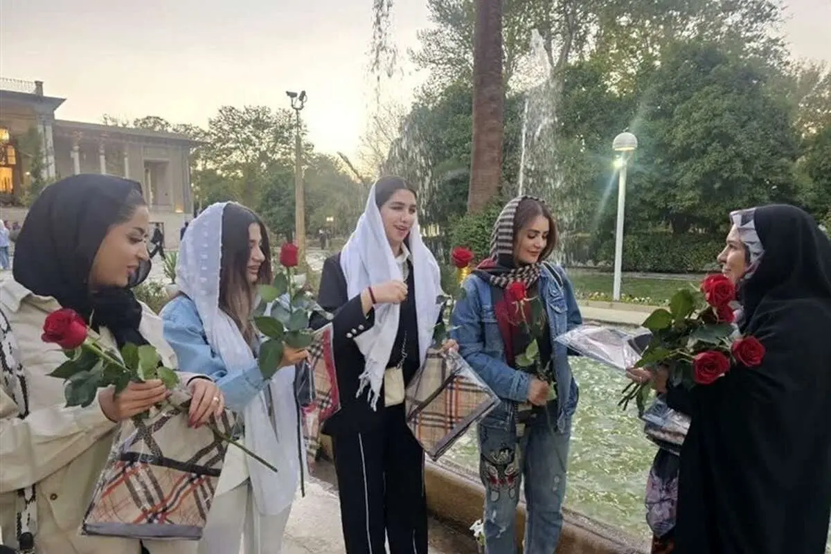 (تصاویر) اهدای شاخه گل به بانوان کمحجاب در باغ عفیف آباد شیراز