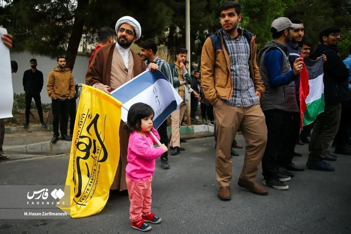 (تصاویر) آتش زدن پرچم اسرائیل و آمریکا مقابل سفارت اردن در تهران