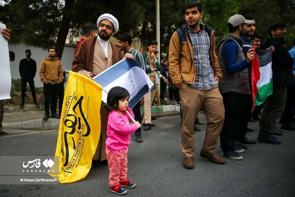 (تصاویر) آتش زدن پرچم اسرائیل و آمریکا مقابل سفارت اردن در تهران