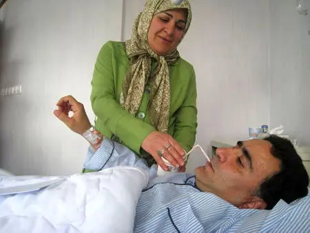 عکس> عیادت اصلاح طلبان از تاج زاده