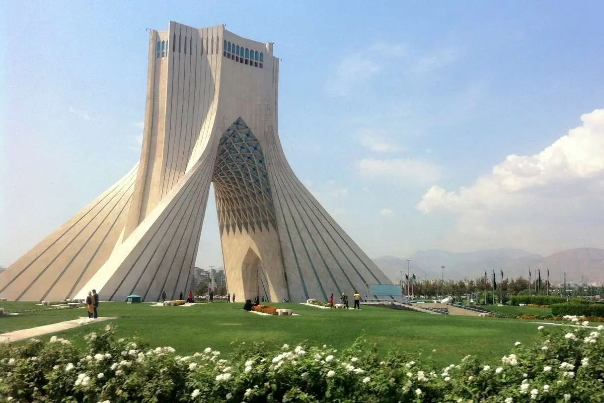 چرا برج آزادی تهران قرمز شد؟