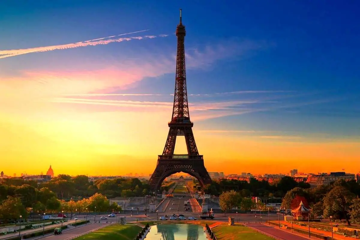 (ویدئو) یک آپارتمان مخفی نوک برج ایفل