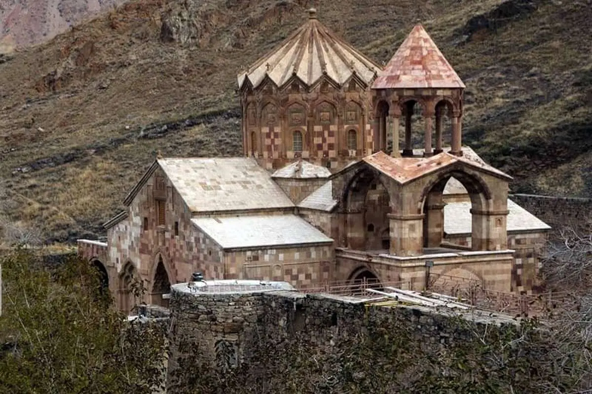 (عکس) ذوقزدگیِ زوج گردشگر آمریکایی در کلیسای جلفا