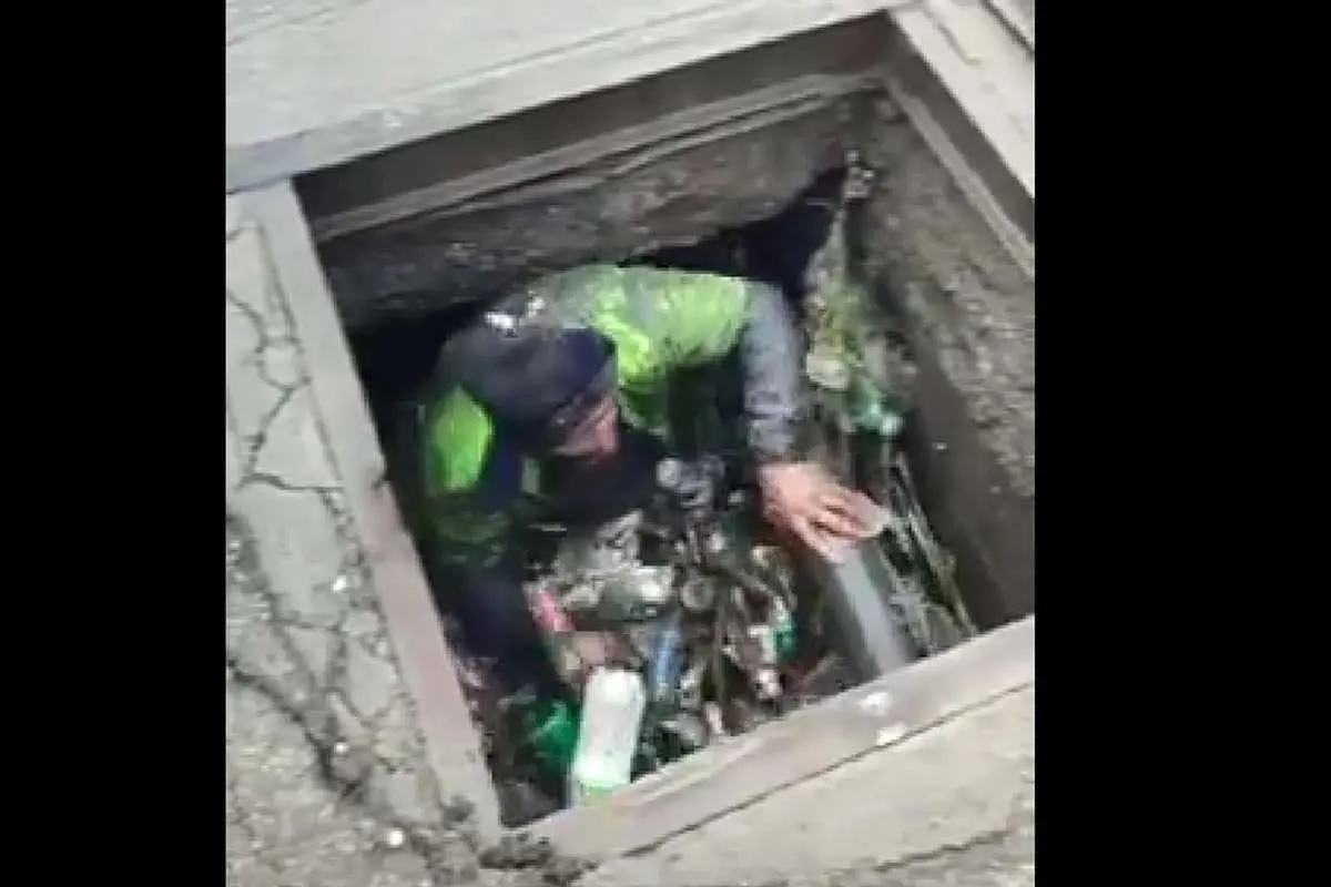 تصویری پربازدید از یک کارگر شهرداری در کانال آب