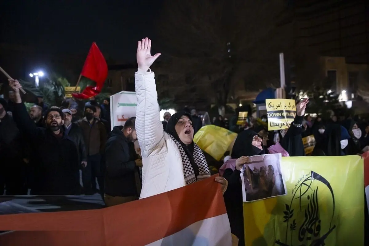 (ویدئو) ساعت ۴ صبح مقابل سفارت انگلیس در تهران