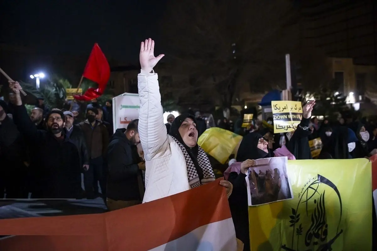 (ویدئو) ساعت ۴ صبح مقابل سفارت انگلیس در تهران