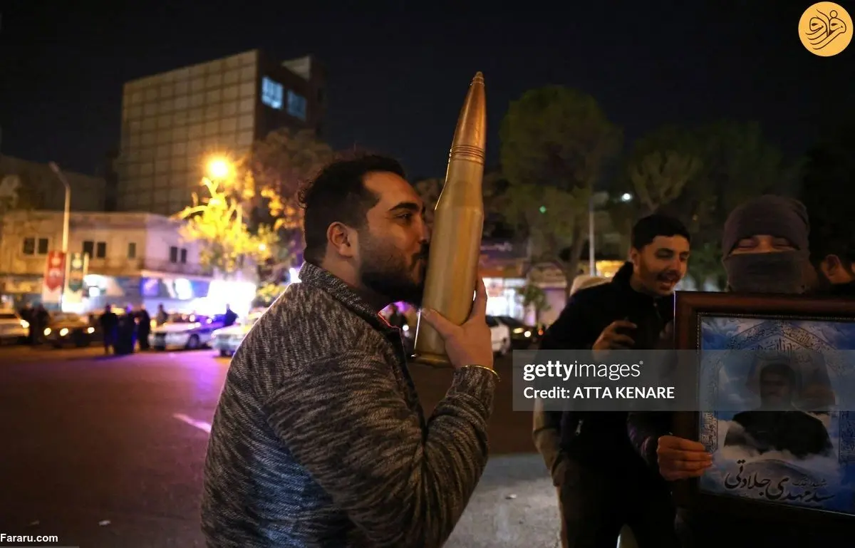 بوسه بر گلوله؛ عکس جوان ایرانی پربازدید شد