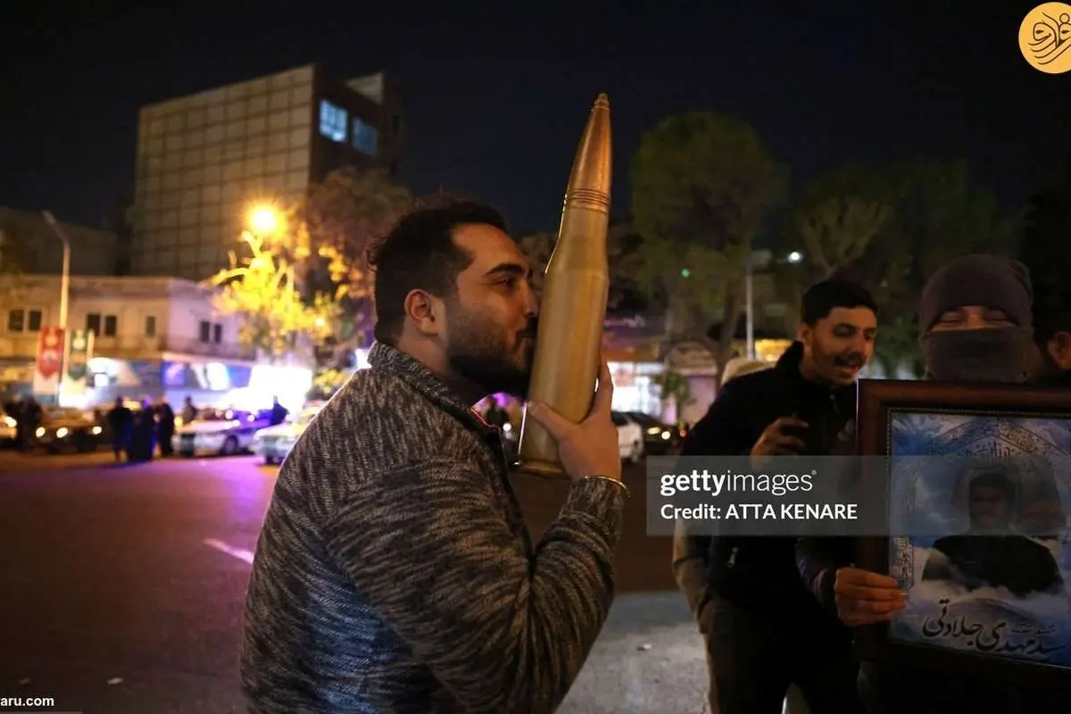 بوسه بر گلوله؛ عکس جوان ایرانی پربازدید شد