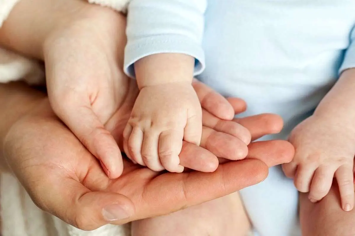 انتقاد عباس عبدی: فکر می‌کنند با پرداخت پول مردم برای فرزندآوری صف می‌کشند