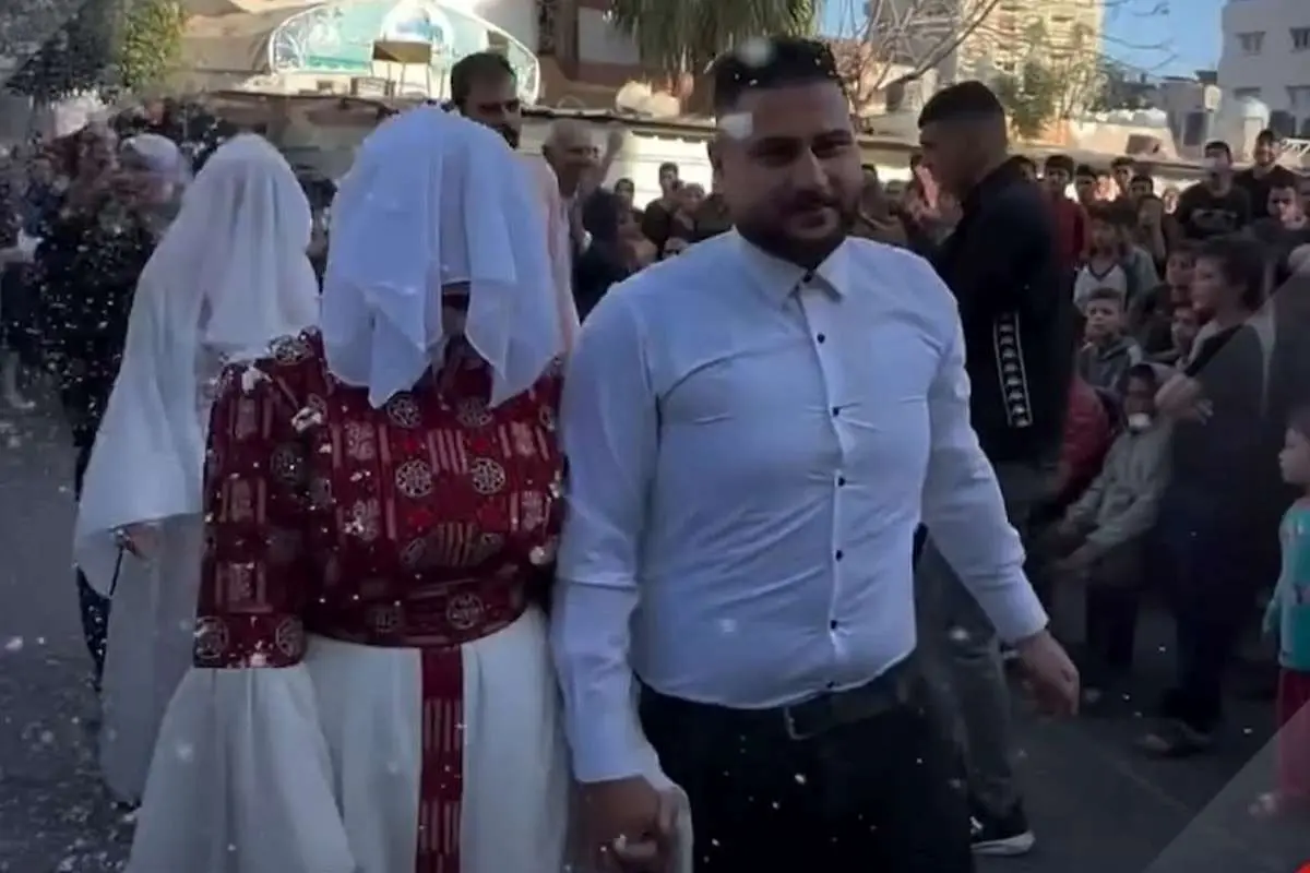 (ویدئو) جشن عروسی ۶ زوج فلسطینی در سایه جنگ غزه
