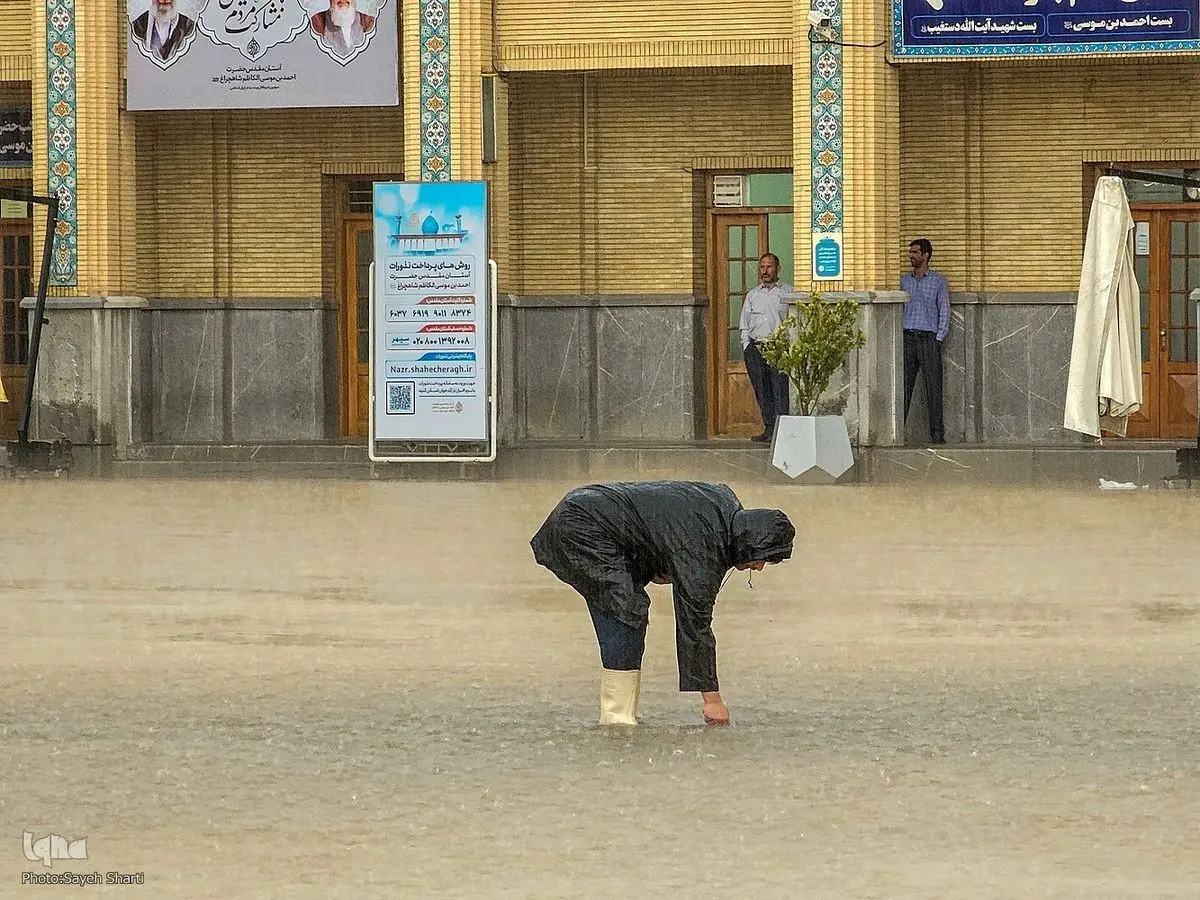 (تصاویر) بارش شدید باران در حرم شاهچراغ(ع)