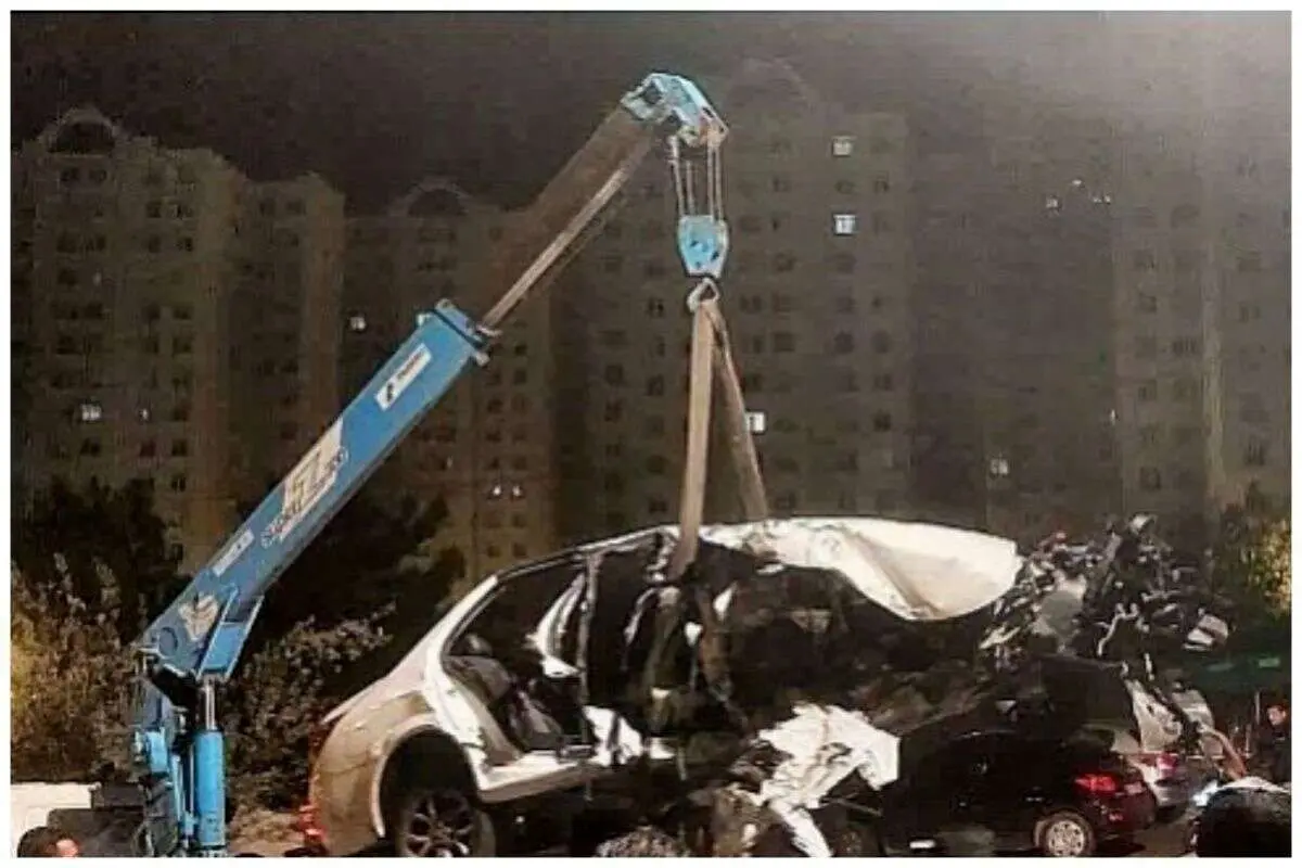خودروی سواری در تصادف با میکسر مچاله شد