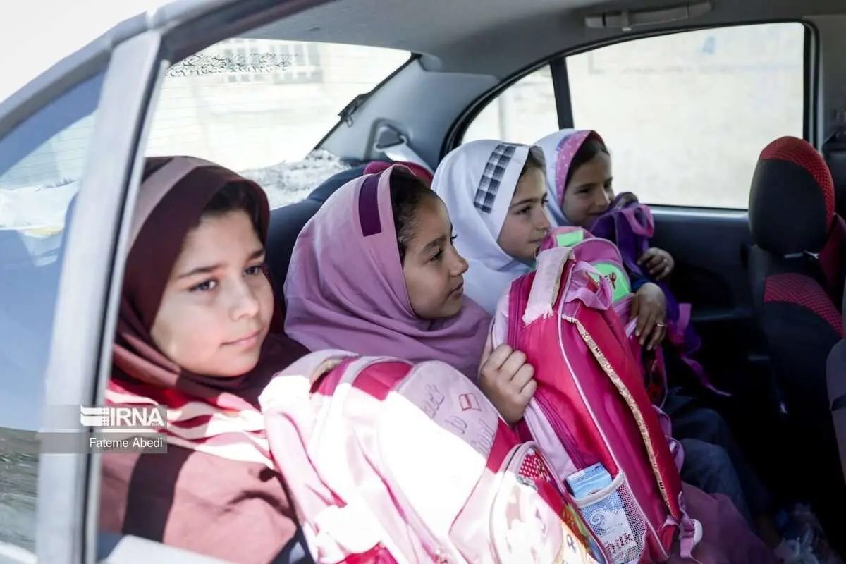 (تصاویر) معلمی که سرویس مدرسه دانش آموزانش است