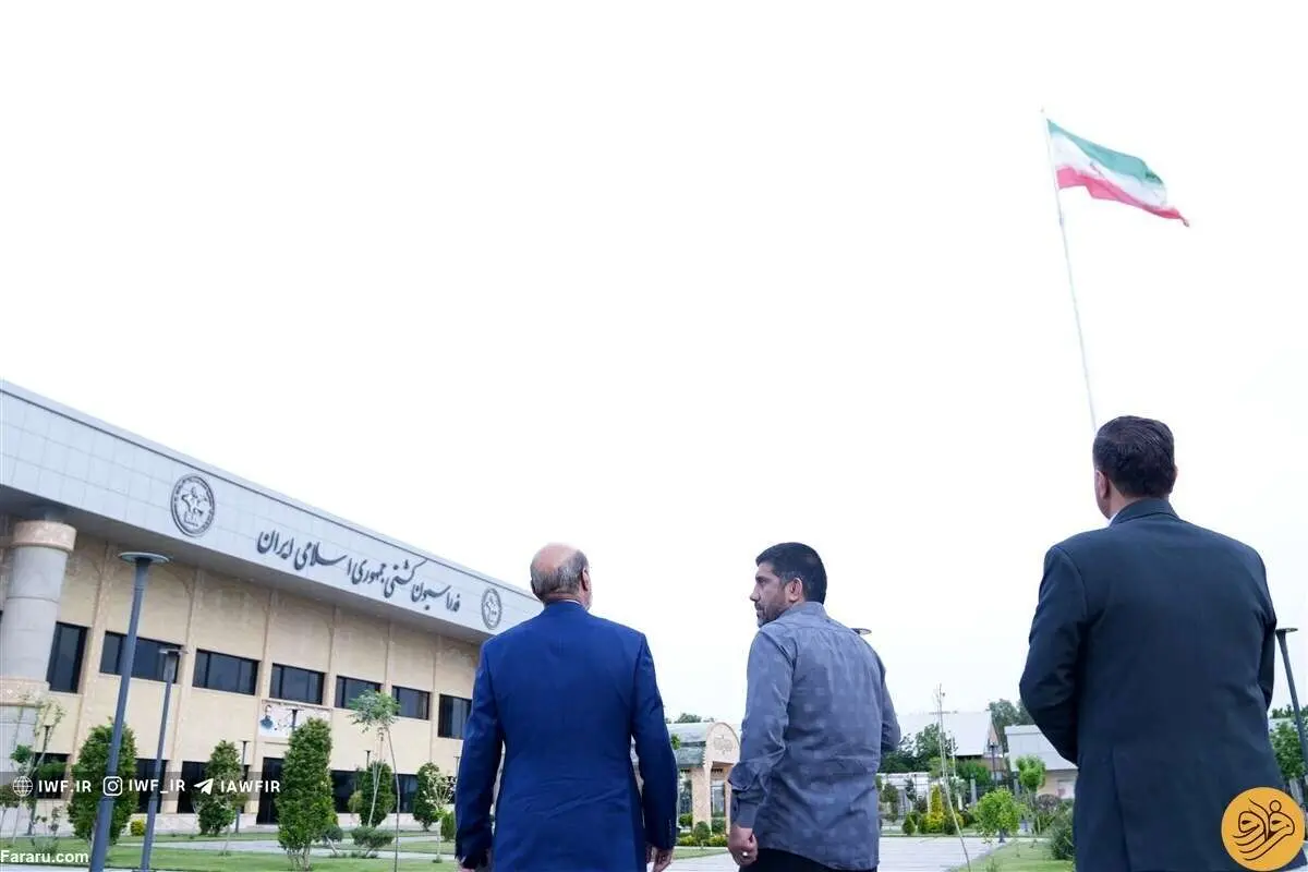 (عکس) مالک جدید باشگاه استقلال در آغوش علیرضا دبیر