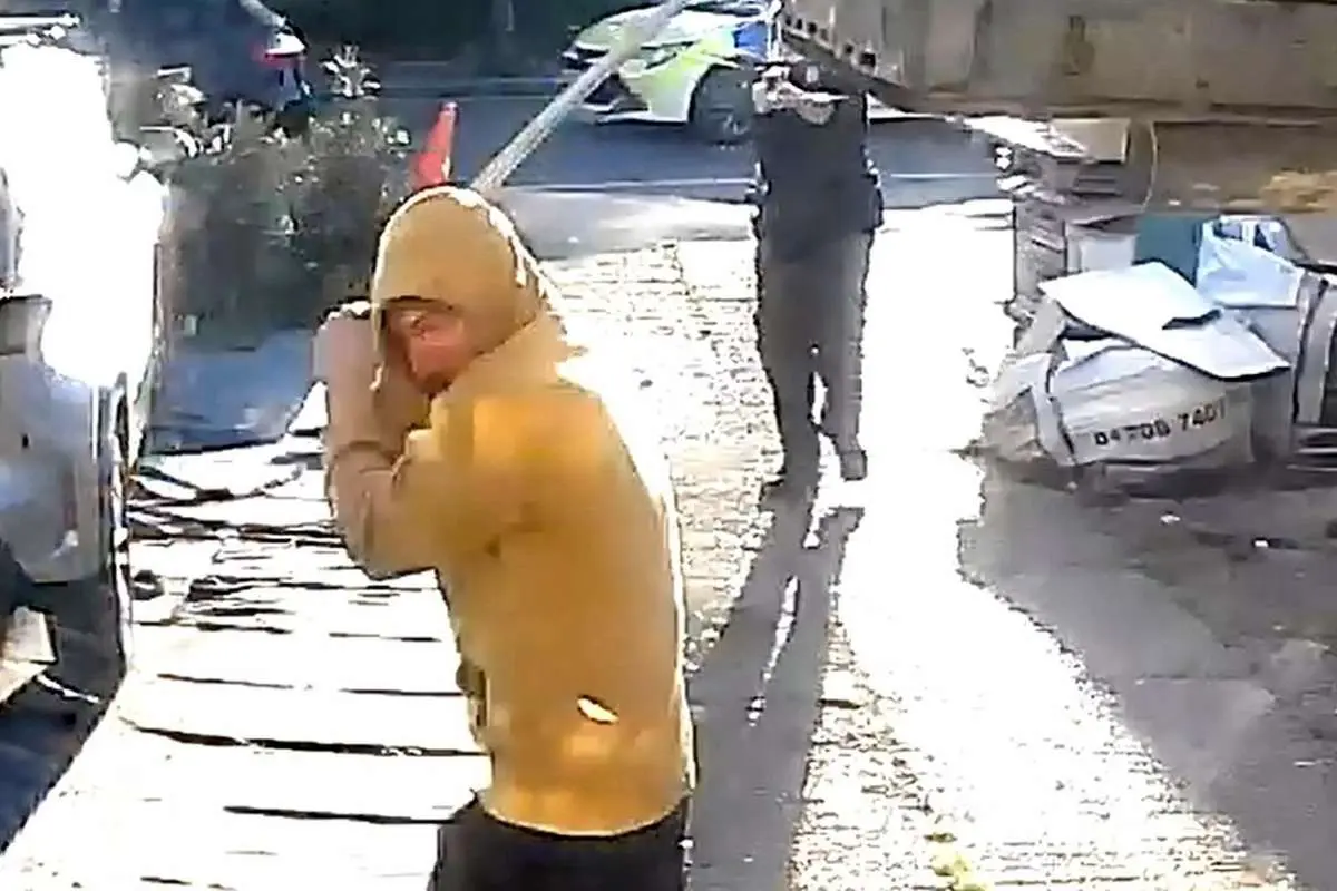(ویدئو) لحظه زمینگیر شدن مرد شمشیر به دست