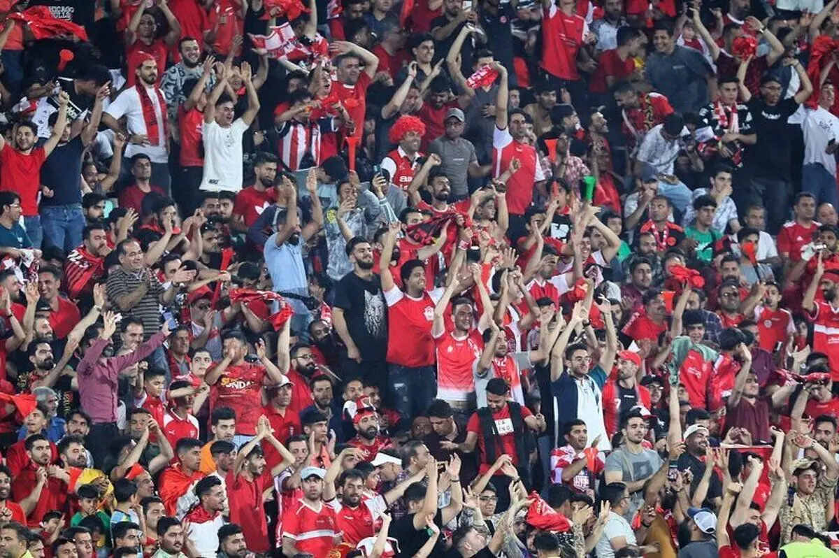 (ویدیو) هواداران پرسپولیس در انتظار آغاز الکلاسیکو ایران