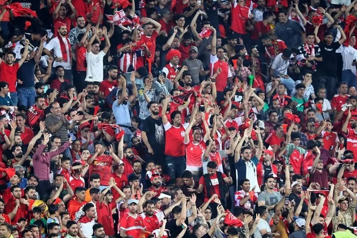(ویدیو) هواداران پرسپولیس در انتظار آغاز الکلاسیکو ایران