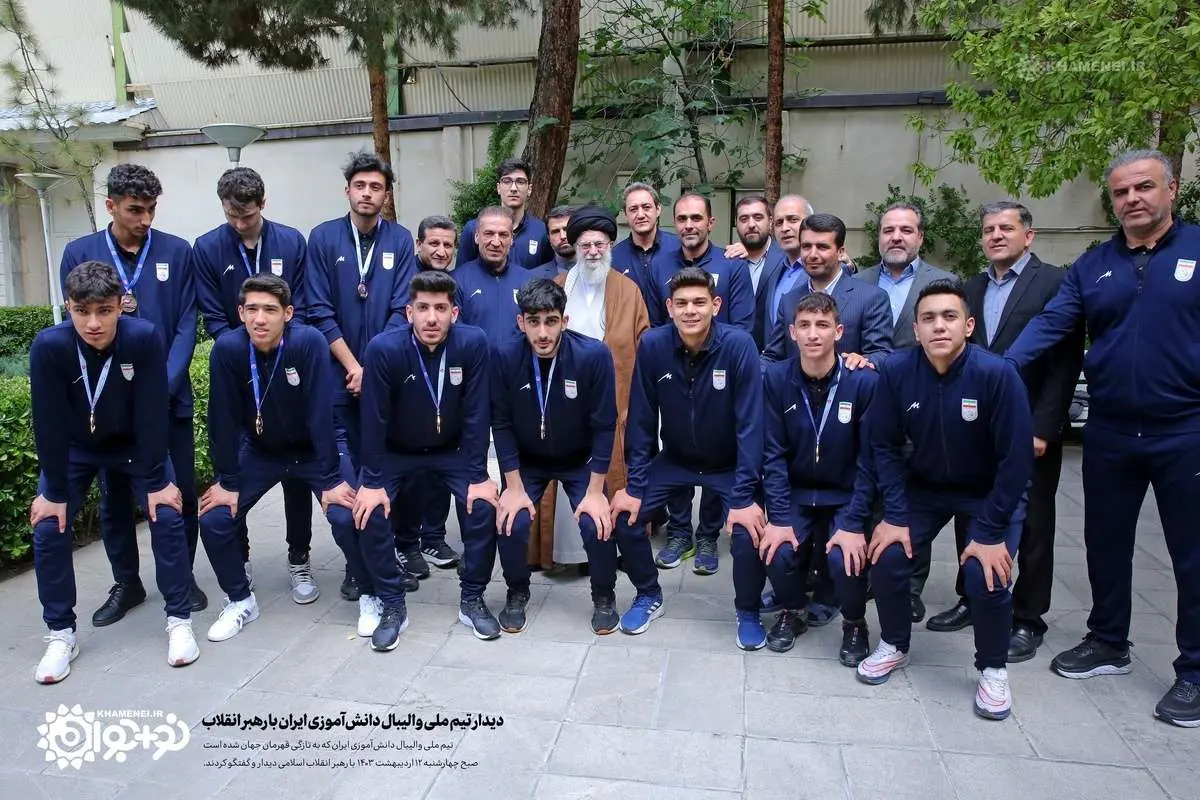 عکس یادگاری اعضای تیم ملی والیبال دانشآموزی با رهبر انقلاب