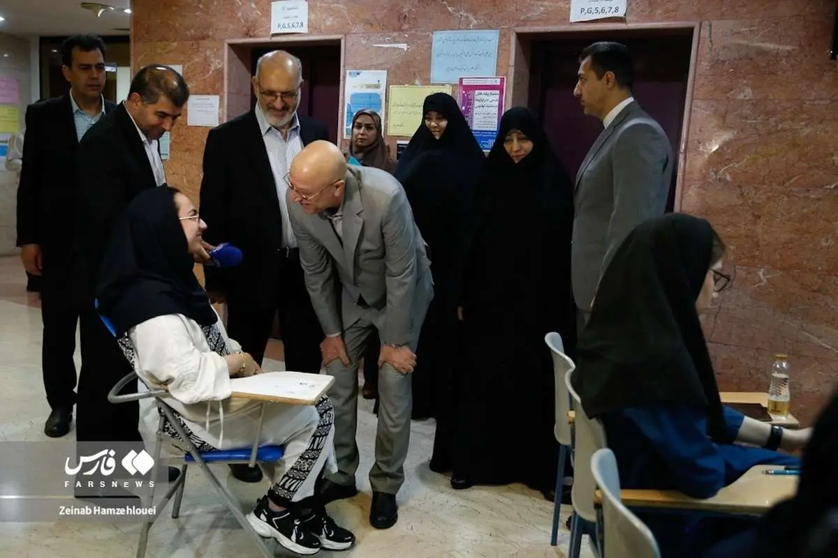 (تصاویر) خوش و بش وزیر علوم با کنکوریها