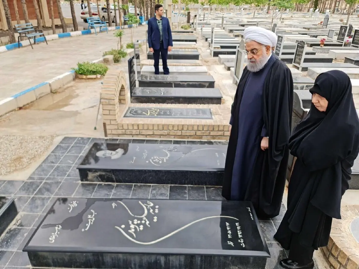 (تصاویر) حضور حسن روحانی بر مزار والدین خود در سرخه