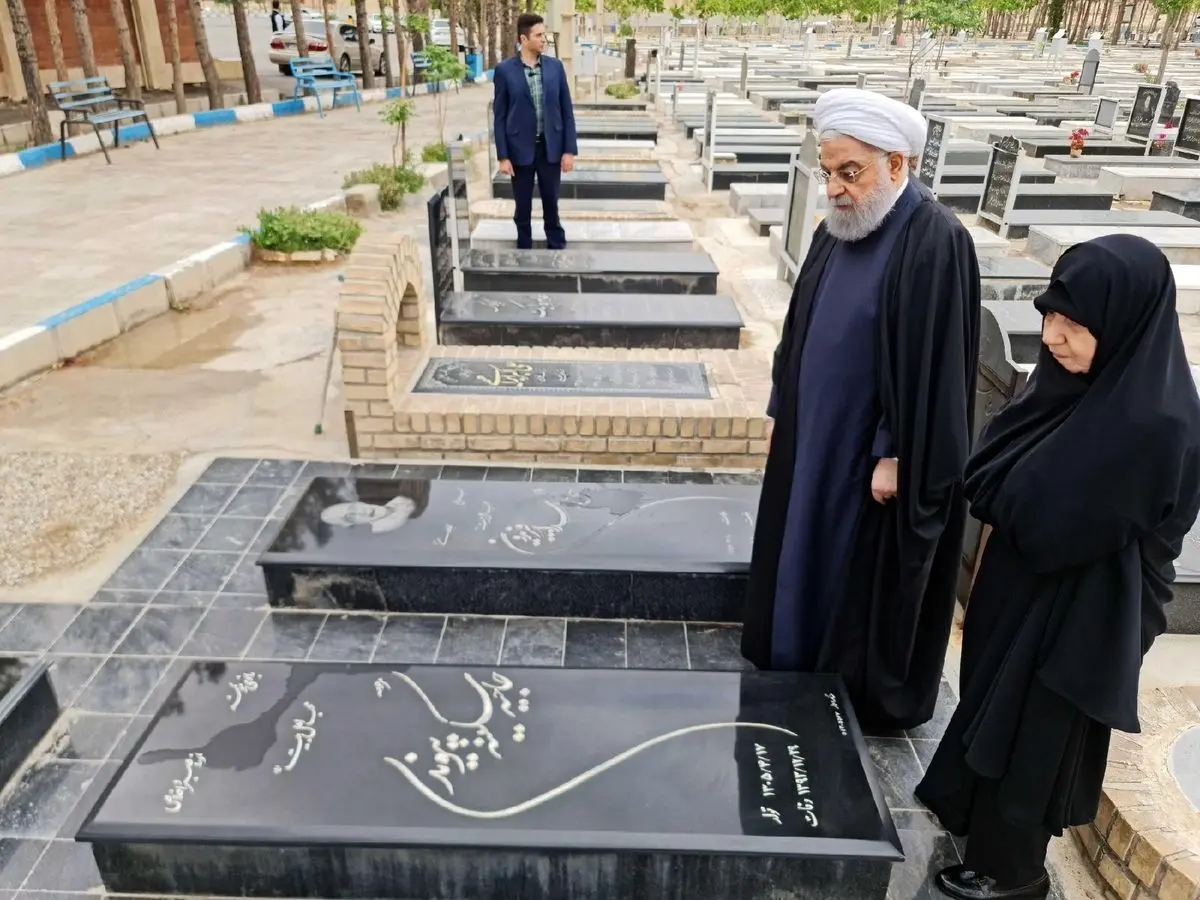 (تصاویر) حضور حسن روحانی بر مزار والدین خود در سرخه