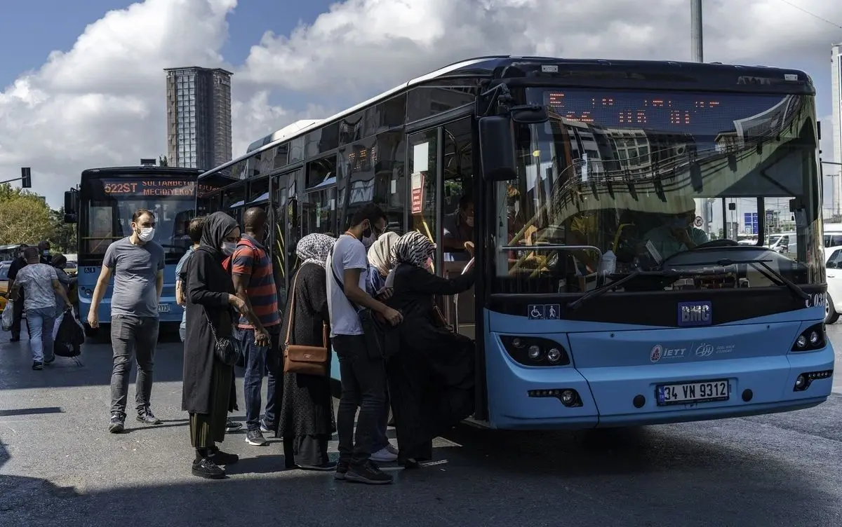(ویدئو) سقوط وحشتناک یک زن از اتوبوس درون شهری