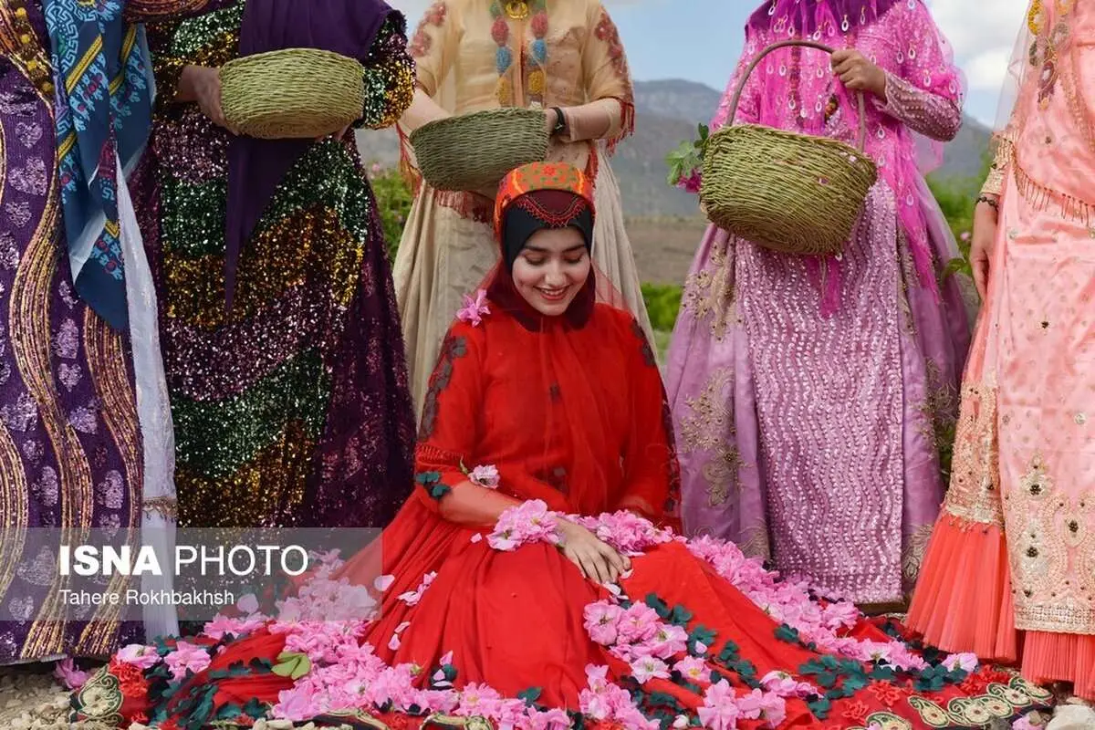 (تصاویر) جشنواره گل و گلابگیری میمند