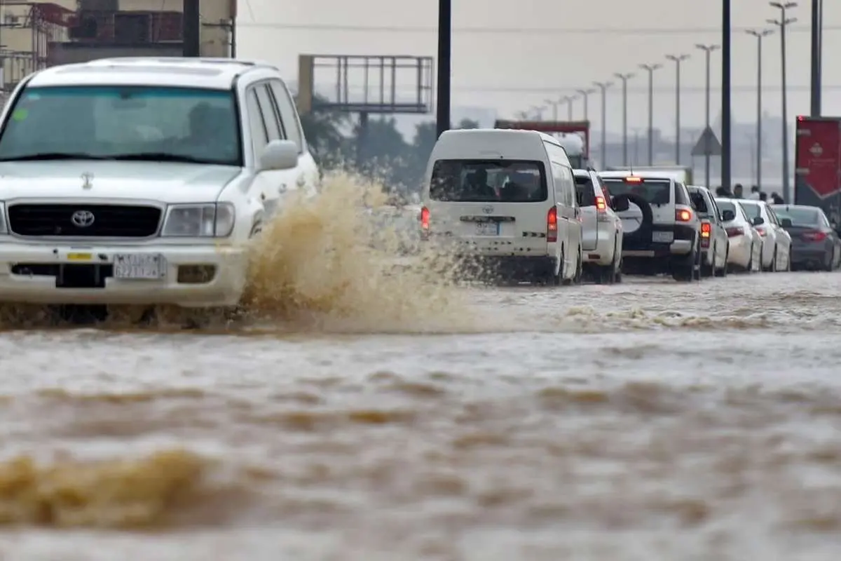 (ویدئو) لحظات نفسگیر نجات ۴ مرد جوان گرفتار در سیلاب عربستان
