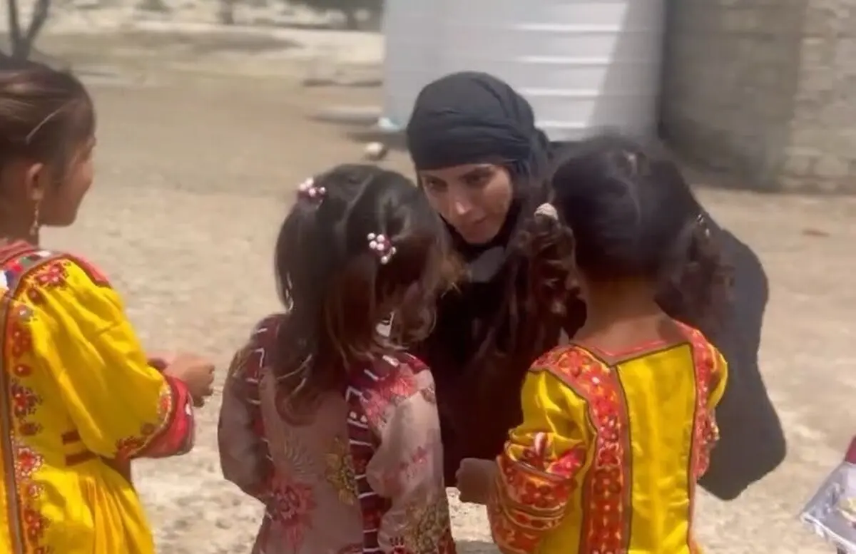 (ویدئو) حضور اکرم خدابنده به همراه رسول خادم، در کمک‌رسانی به مردم سیستان و بلوچستان