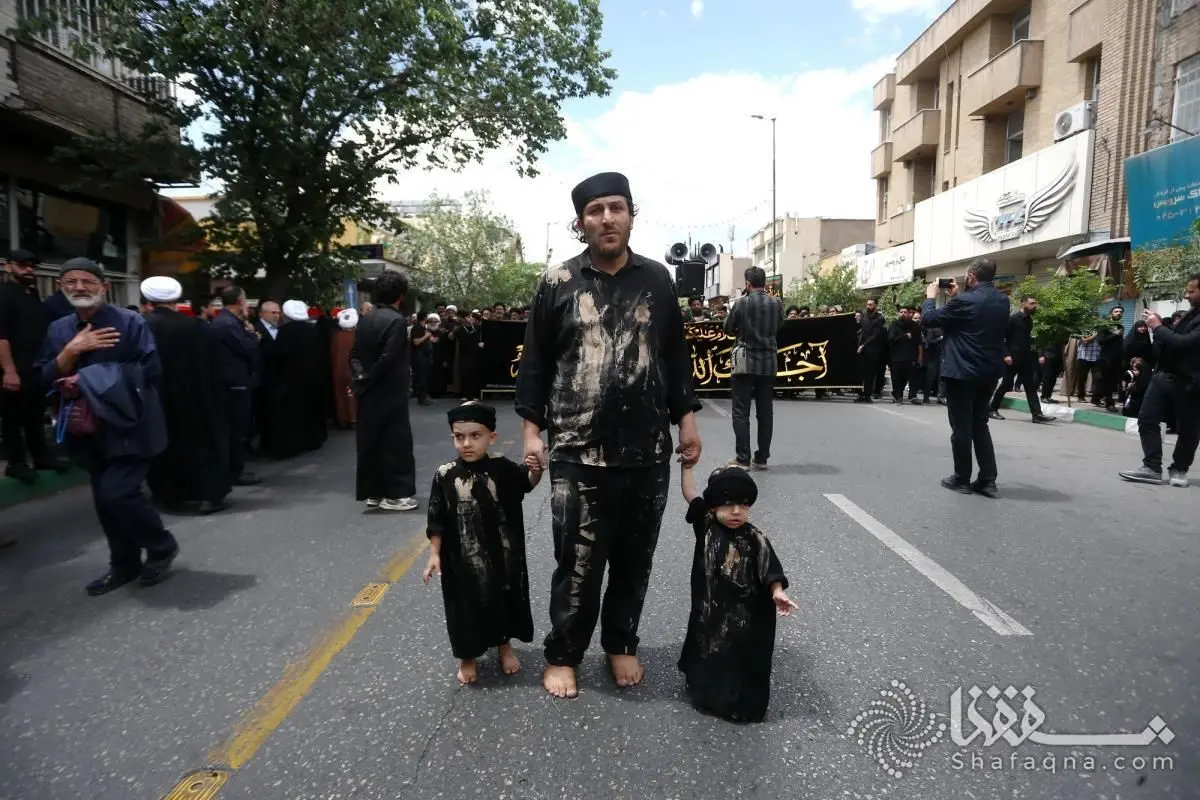 (عکس) گِل‌مالی قمی‌ها در مراسم عزاداری شهادت امام صادق(ع)