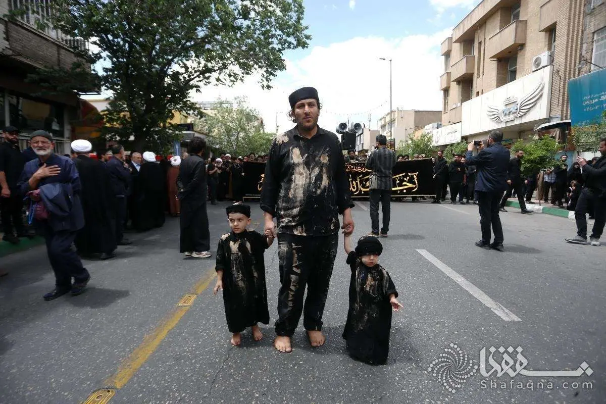 (عکس) گِل‌مالی قمی‌ها در مراسم عزاداری شهادت امام صادق(ع)