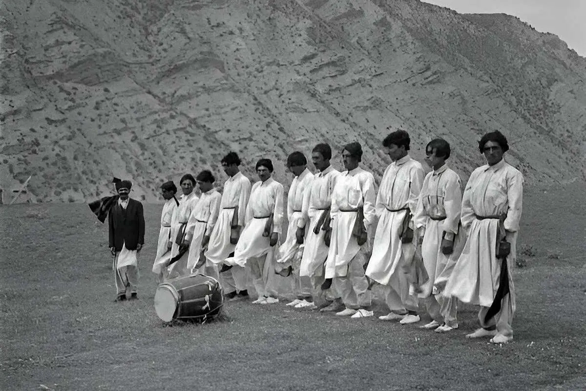 (عکس) ۵۶ سال قبل؛ نوازندگان شیرازی در استقبال از نخست وزیر فرانسه
