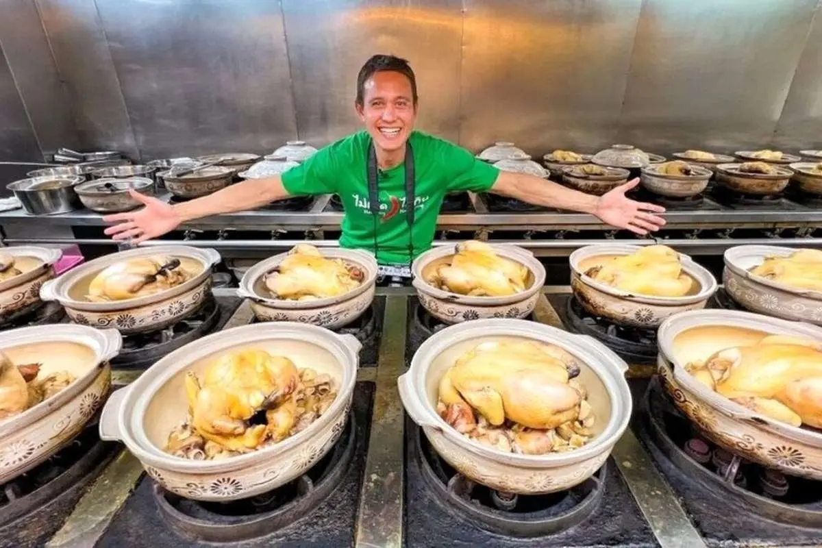 (ویدیو) غذای خیابانی در تایوان؛ پخت ده‌ها مرغ در یک تنور فلزی