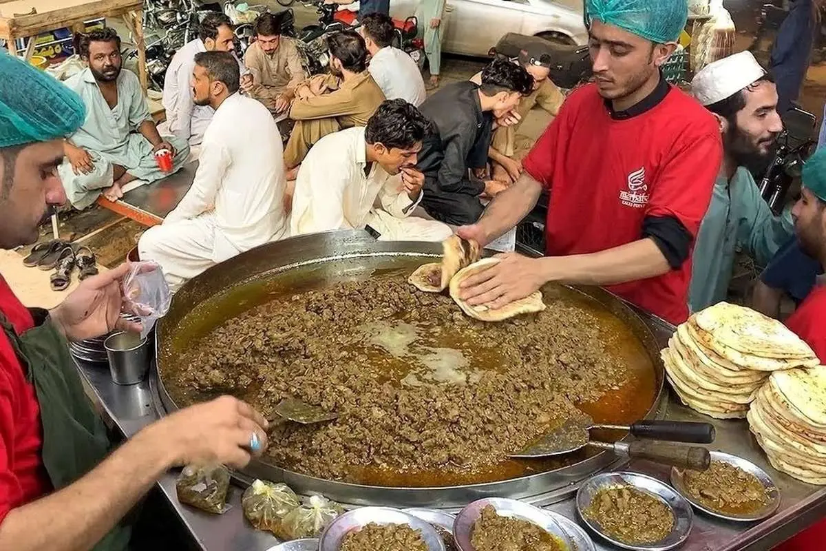 (ویدیو) طرز تهیه چاپلی کباب توسط آشپز خیابانی پاکستان