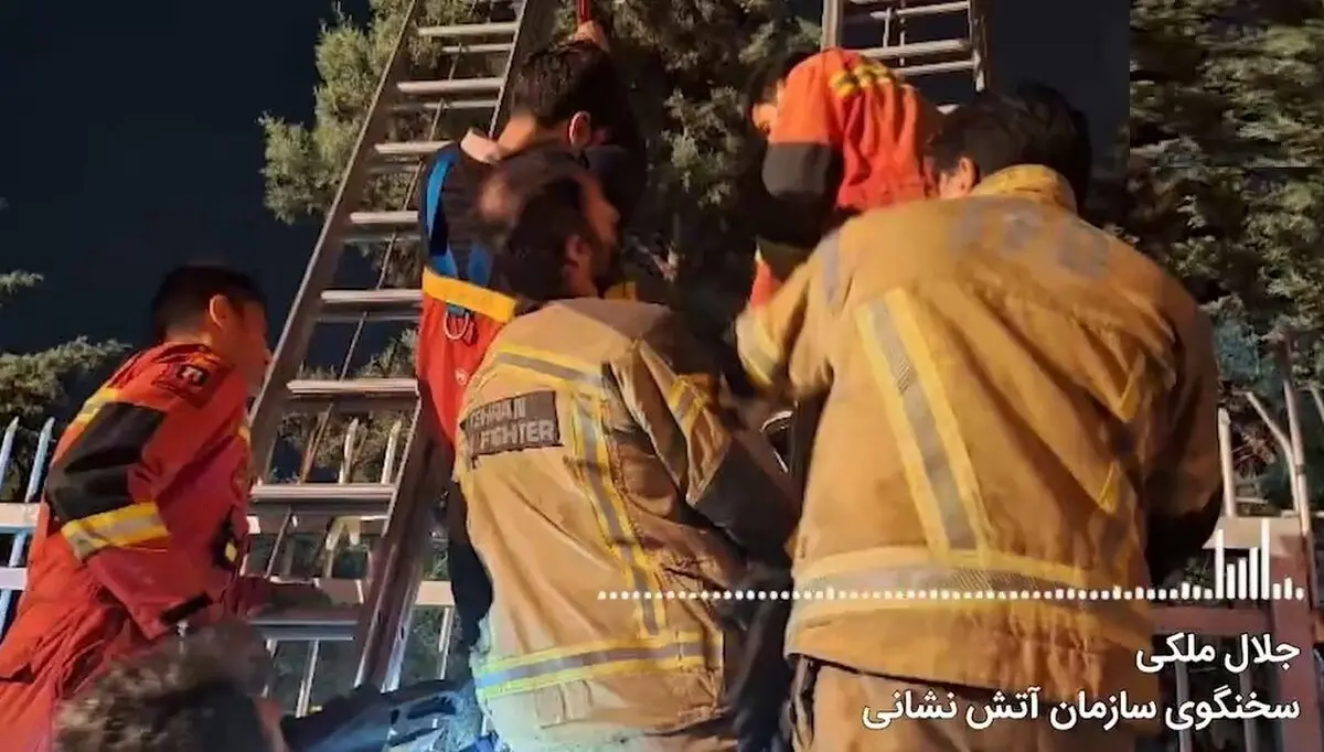 (ویدئو) گیر کردن مرد جوان بالای نرده های دیوار ترمینال غرب