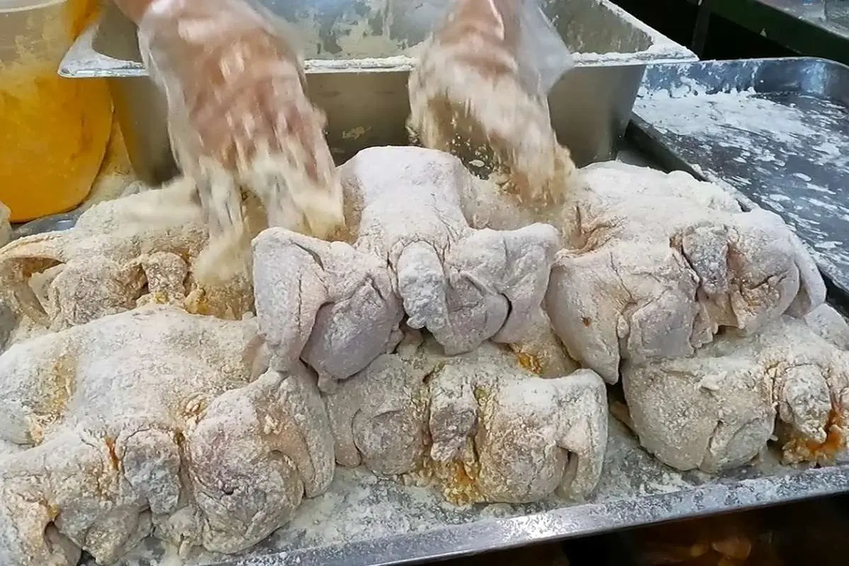 (ویدیو) غذا‌های خیابانی پاکستان؛ پخت همزمان ۱۰۰ مرغ سوخاری