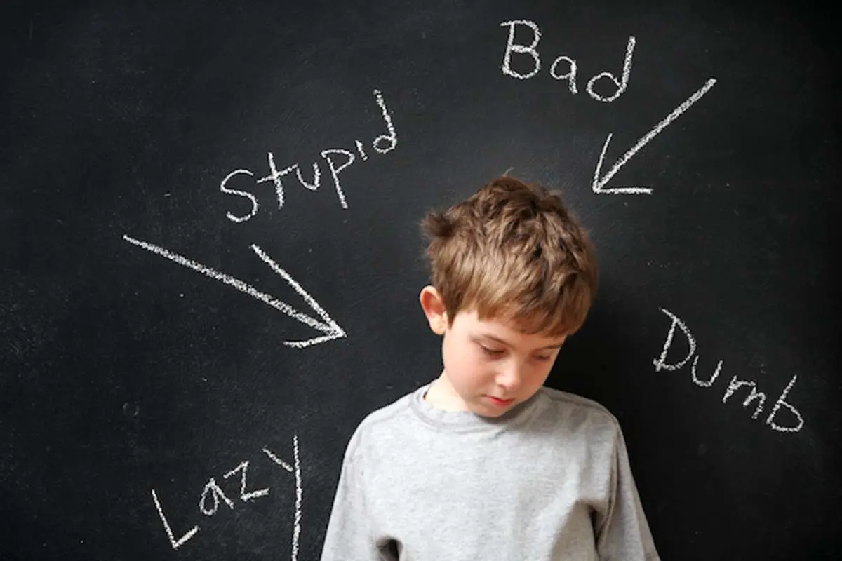 «تنبل»، «شلخته»، «باهوش»؛ برچسب‌زدن بر کودکان چگونه بر رشد شخصیتشان تاثیر می‌گذارد؟