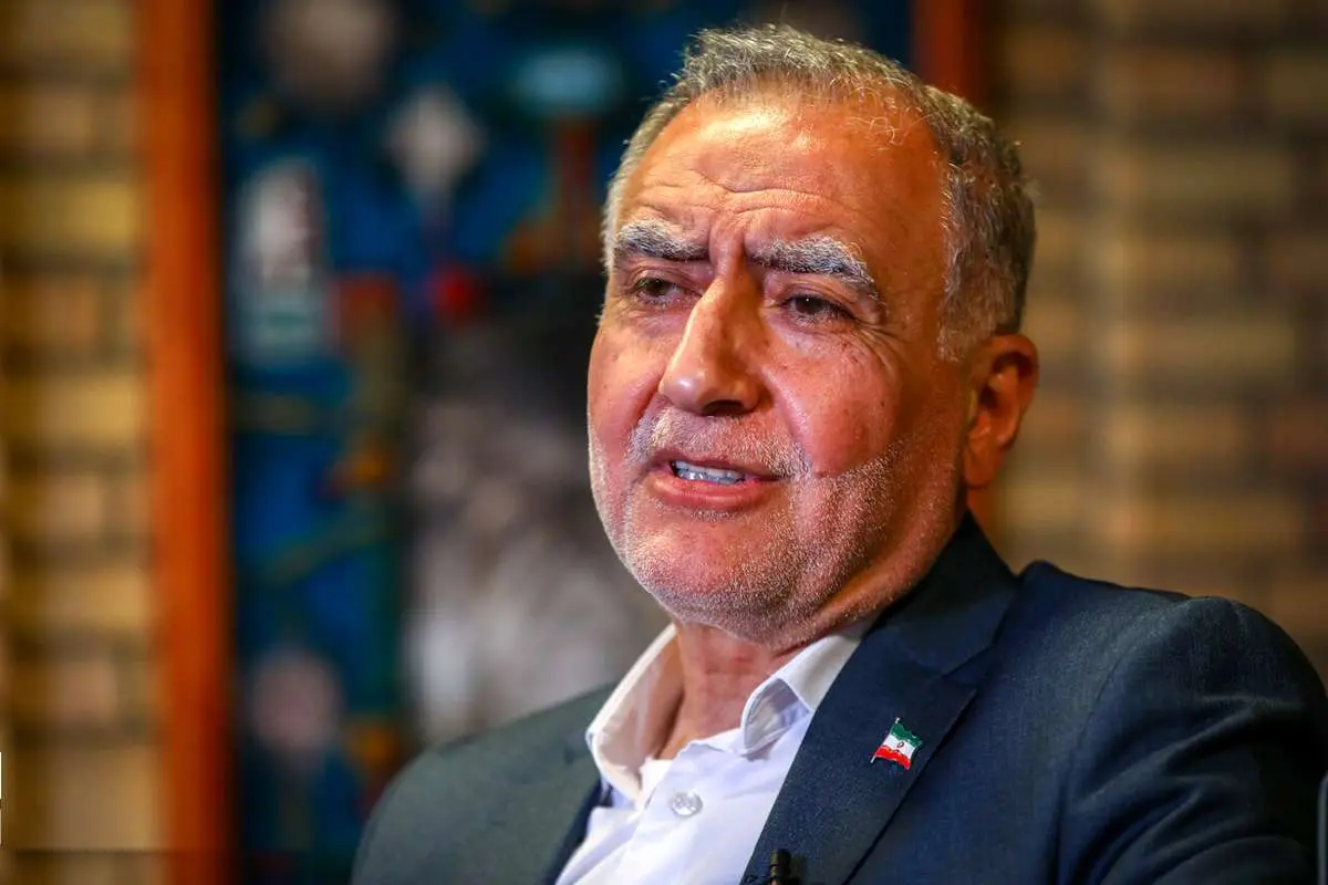 به رییس سازمان خصوصی‌سازی گفتم جزء فرهیخته‌ترین‌ها هستی بین افرادی که از کشتارگاه، بهشت‌زهرا و... آمده‌اند