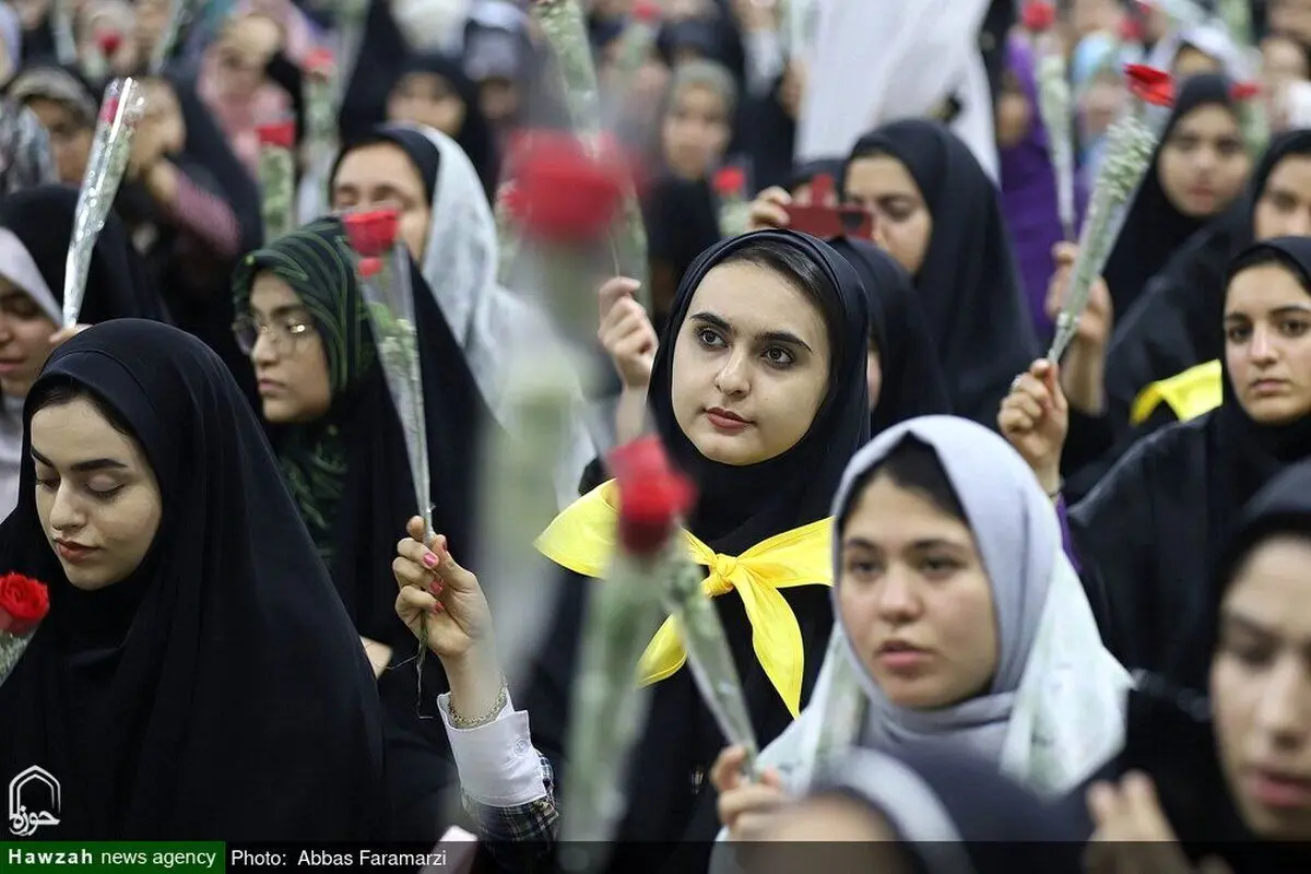 (تصاویر) اجتماع دختران دانشجو در حرم حضرت معصومه(س)