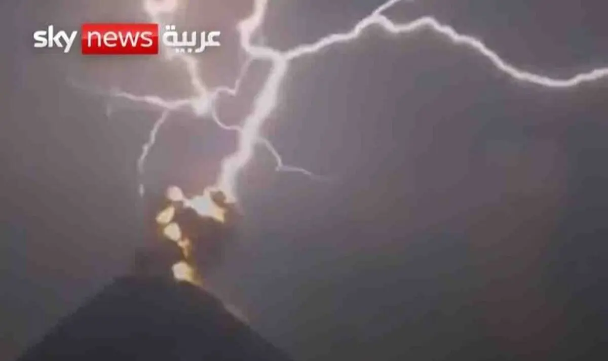 (ویدئو) برخورد نادر صاعقه به آتشفشان