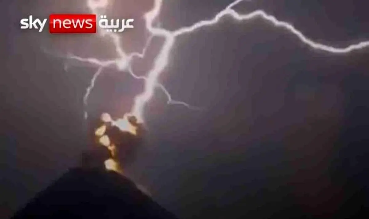 (ویدئو) برخورد نادر صاعقه به آتشفشان