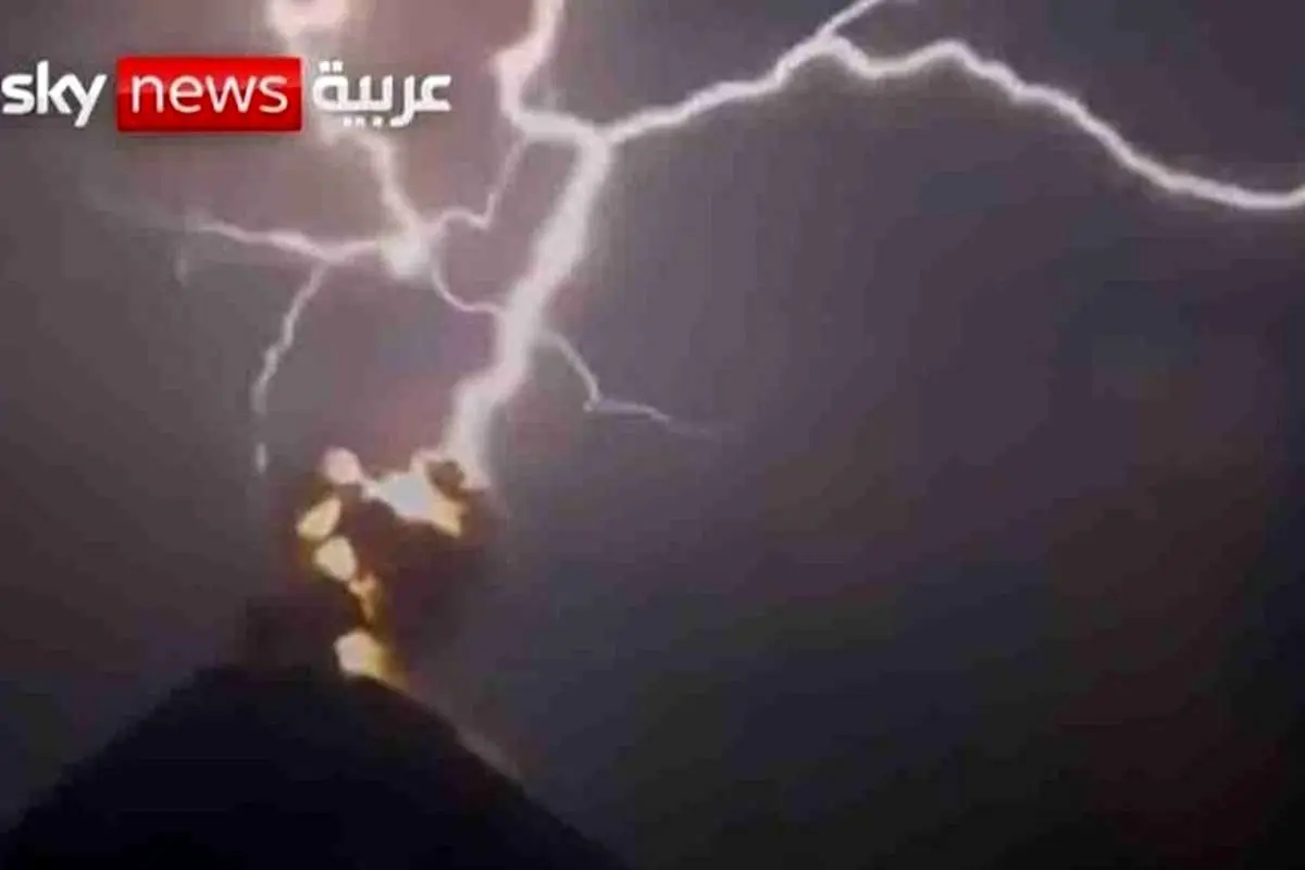 (ویدئو) برخورد نادر صاعقه به آتشفشان