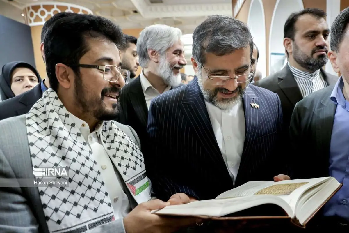 (عکس) اهدای خنجر یمنی به وزیر ارشاد