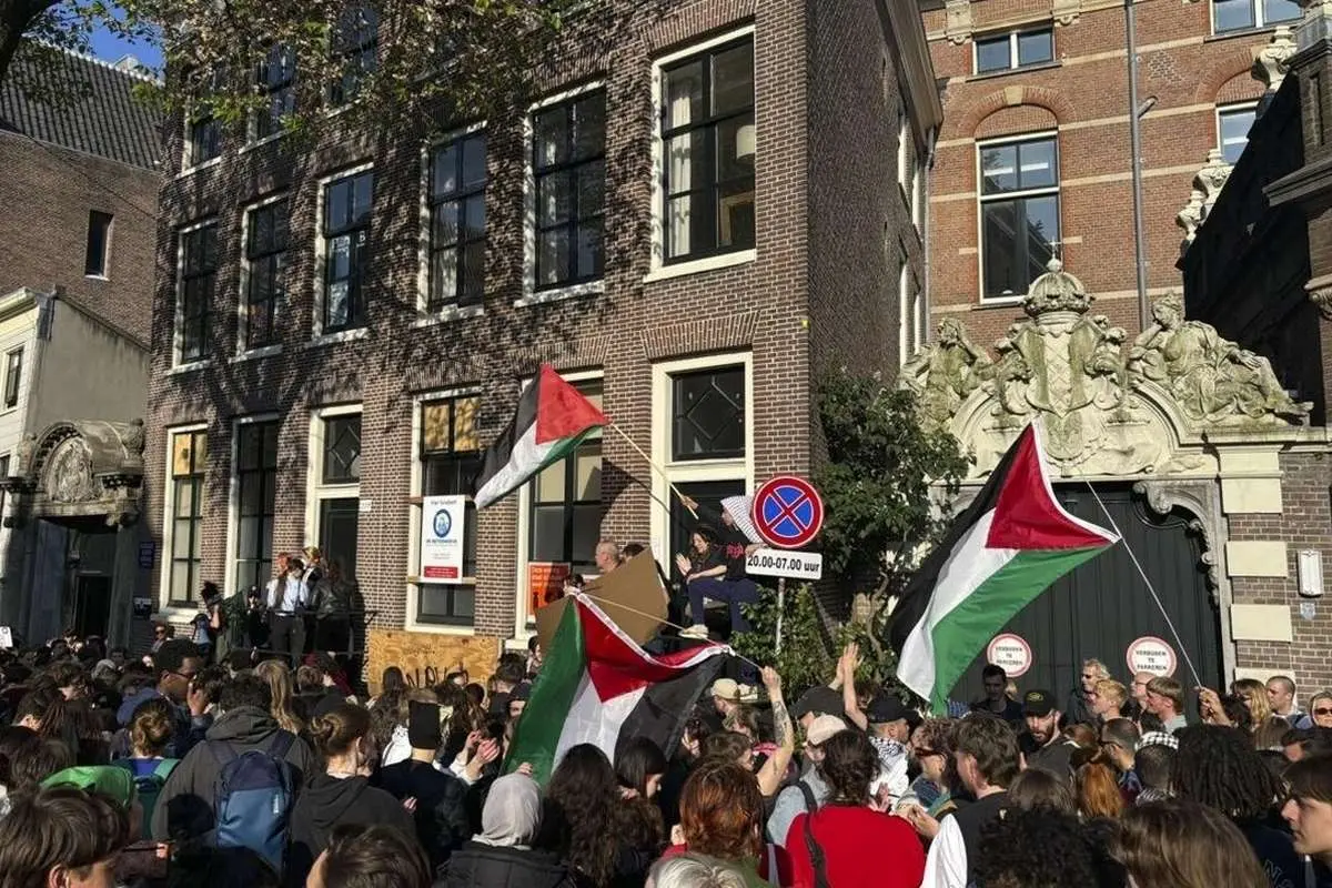 (ویدئو) پلیس هلند کمپ معترضان با اسرائیل را با بولدوزر تخریب کرد