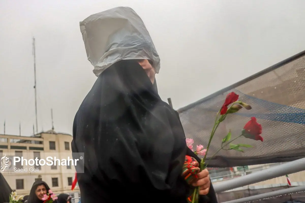 (تصاویر) گلباران حرم امام رضا(ع) زیر بارش باران
