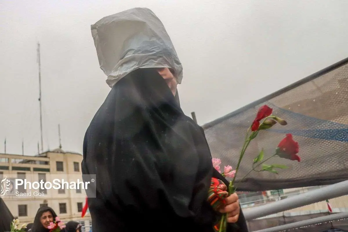(تصاویر) گلباران حرم امام رضا(ع) زیر بارش باران