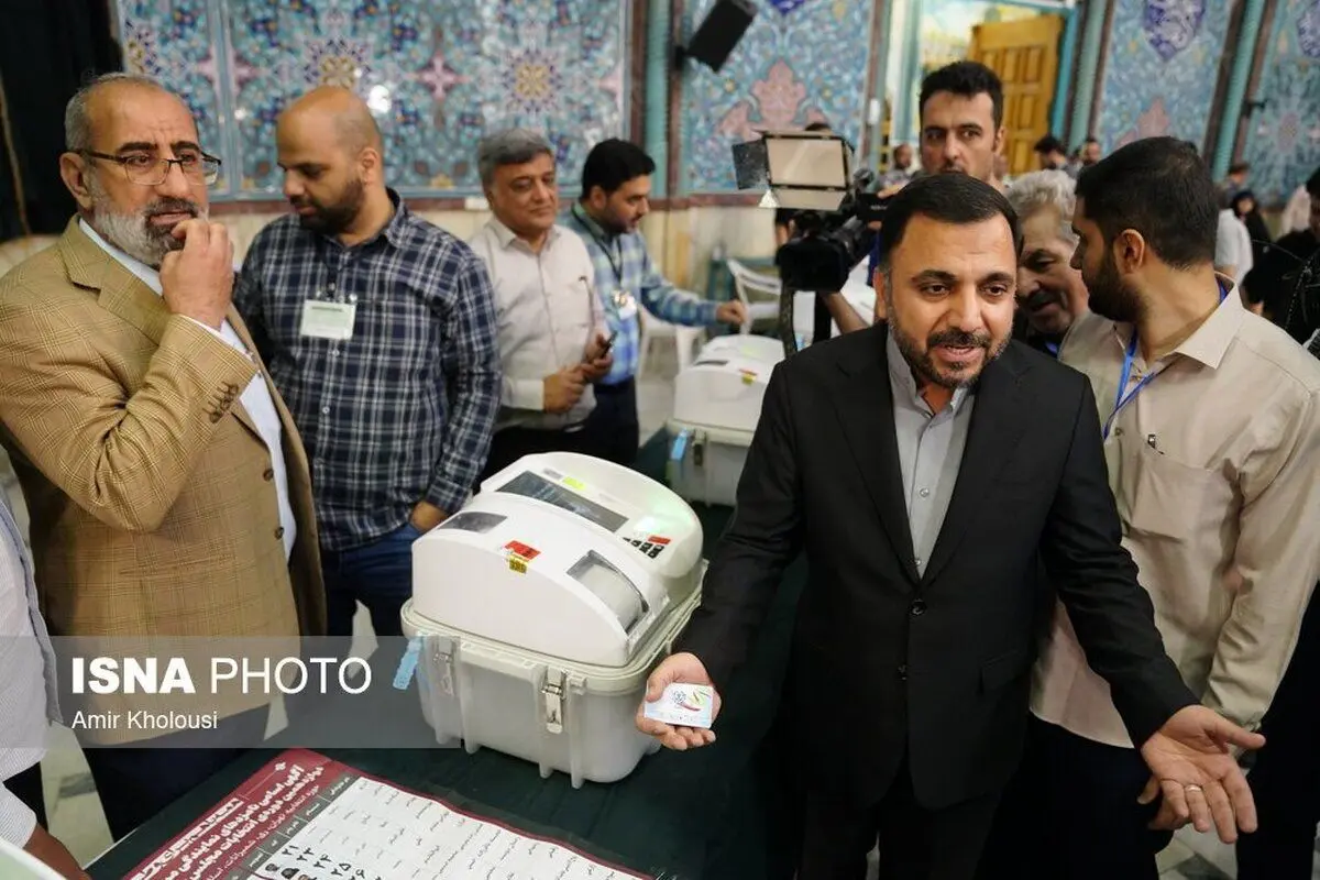 (عکس) گفتگوی وزیر ارتباطات با یک زن کف حسینیه ارشاد