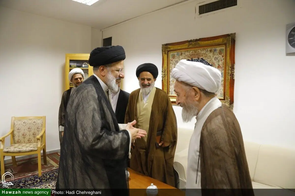 (عکس) بوسه رئیسی به سر یک مرجع تقلید